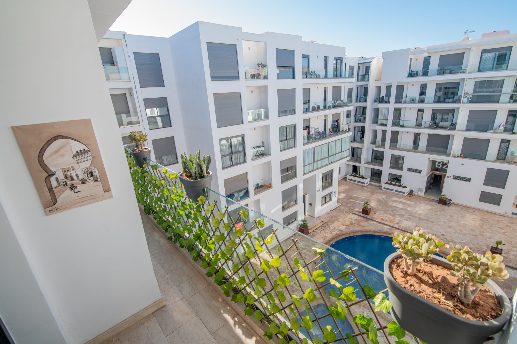 Vue terrasse sur la résidence et la piscine
