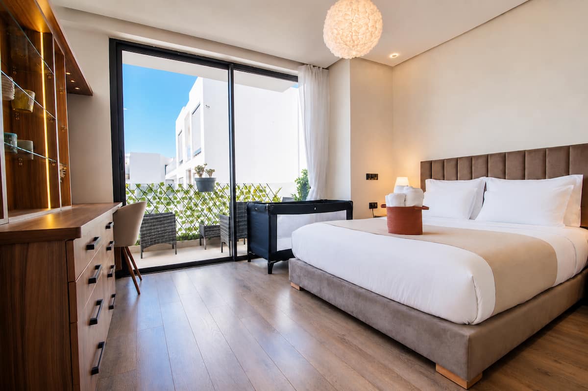 Chambre principale et balcon